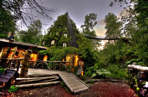 Magical Stays: Unique Accommodations near Magic Mountain